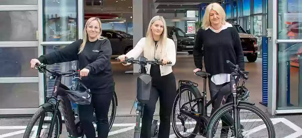 Gruppenfoto der Mobilität mit E-Rollern und E-Bikes