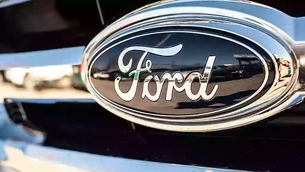 Ford Logo auf Fahrzeug