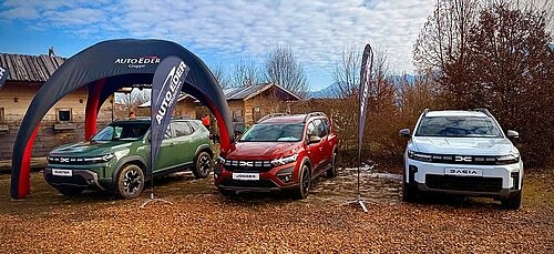 Dacia Fahrzeuge bei den Holztagen in Übersee